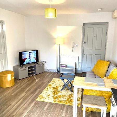 Stylish Cosy And Bright Apartment - Fantastic Location - Perfect For Business Or Solo Travellers Bishop’s Stortford Exterior foto