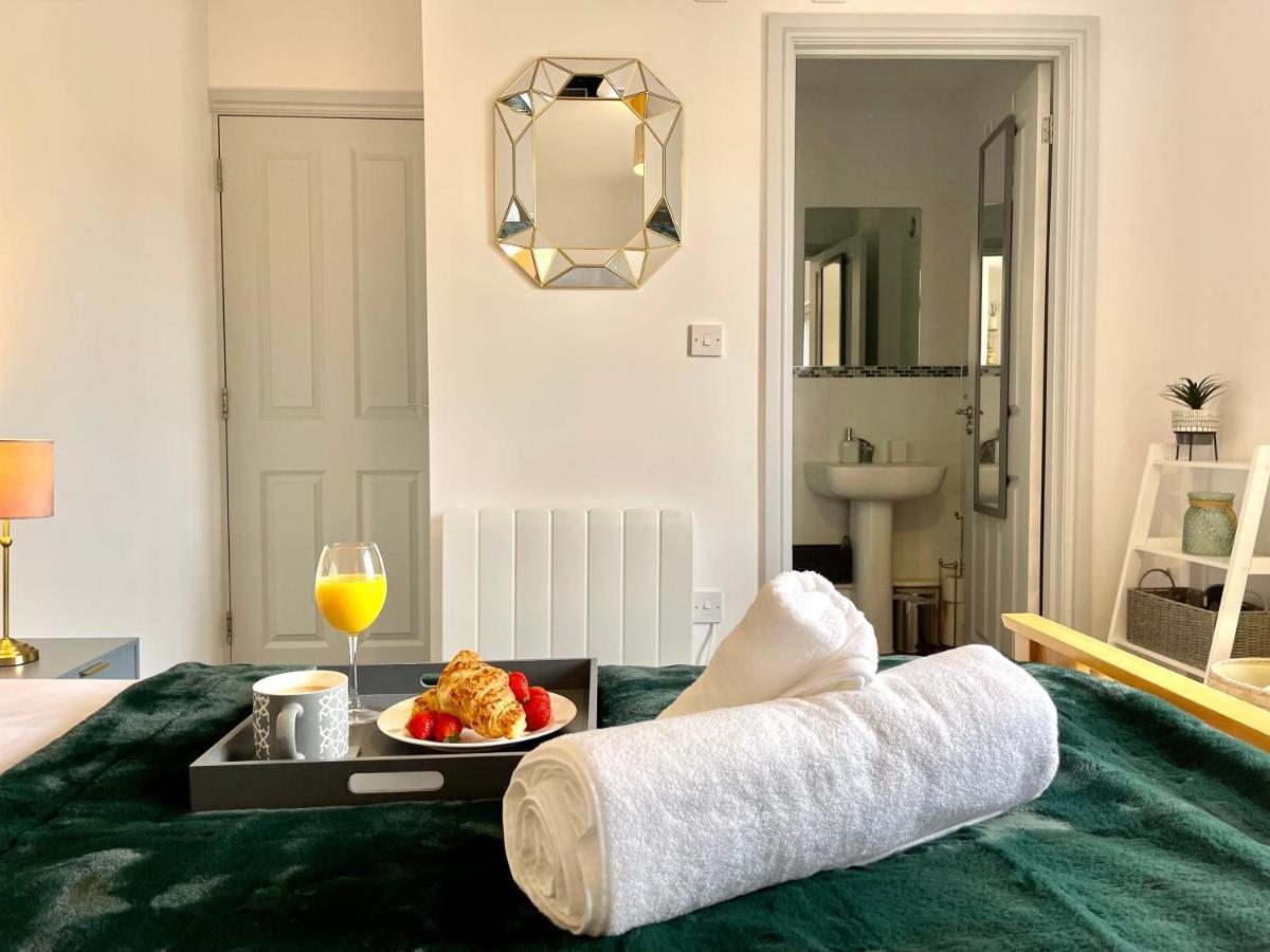 Stylish Cosy And Bright Apartment - Fantastic Location - Perfect For Business Or Solo Travellers Bishop’s Stortford Exterior foto